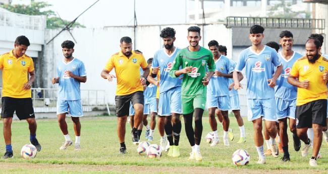 സ​ന്തോ​ഷ് ട്രോ​ഫി ഫു​ട്‌​ബോ​ള്‍ പ്രാ​ഥ​മി​ക റൗ​ണ്ടി​ലെ മ​ത്സ​ര​ത്തി​നു മു​ന്നോ​ടി​യാ​യി  കോ​ഴി​ക്കോ​ട് കോ​ര്‍​പ​റേ​ഷ​ന്‍ സ്റ്റേ​ഡി​യ​ത്തി​ല്‍ കേ​ര​ള ടീം ​പ​രി​ശീ​ല​നം ന​ട​ത്തു​ന്നു.